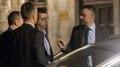 El conseller de Empresa, Santi Vila (d), a su salida del Palau de la Generalitat.