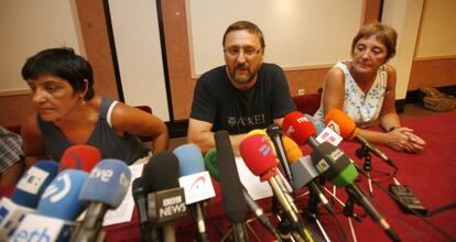 Agurne Barruso,Txelui Moreno y Mariné Puello (de blanco), dirigentes de la izquierda abertzale, en una rueda de prensa de 2010.