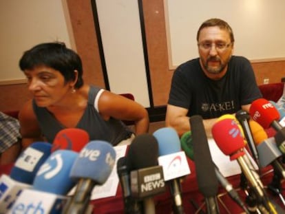 Agurne Barruso,Txelui Moreno y Mariné Puello (de blanco), dirigentes de la izquierda abertzale, en una rueda de prensa de 2010.