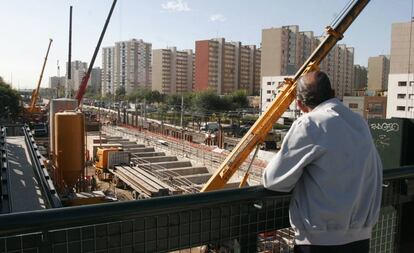 Obra ferroviaria en el acceso a la localidad barcelonesa de Hospitalet.