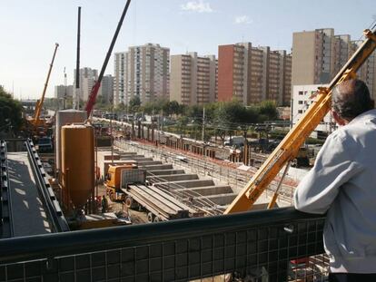 Obra ferroviaria en el acceso a la localidad barcelonesa de Hospitalet.