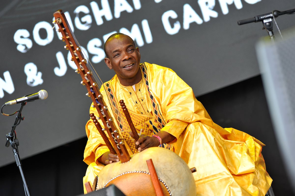 Cinco discos para recordar a Toumani Diabaté, maestro de la kora y héroe  musical de Malí | Cultura | EL PAÍS