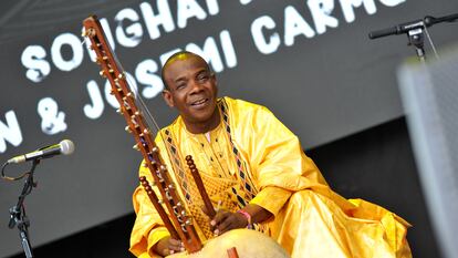 Toumani Diabaté con su kora durante una actuación en julio de 2016 en Wiltshire (Inglaterra).