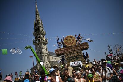 Espectadores de pie en los pajares de la glesia de Plouneventer, esperan al pelotón, durante la sexta etapa del Tour de Francia, entre Brest y Mur-de-Bretagne Guerledan, oeste de Francia, el 12 de julio de 2018.