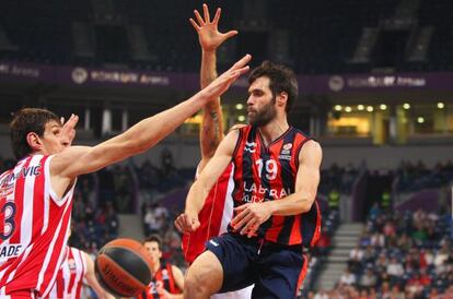 San Emeterio pasa el balón ante Marjanovic.