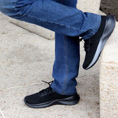 Artículo de EL PAÍS Escaparate sobre unas zapatillas Skechers para hombre rebajadas al 41%.