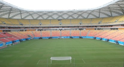 Obreros ultiman detalles en el estadio Arena da Amazonía en Manaos.