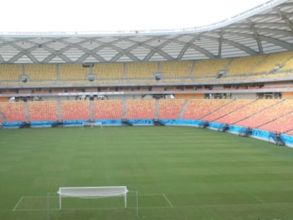 Obreros ultiman detalles en el estadio Arena da Amazon&iacute;a en Manaos. 