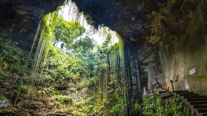 Bañistas en el cenote de Il Kil, cerca de Chichén Itzá, en la península de Yucatán (México).