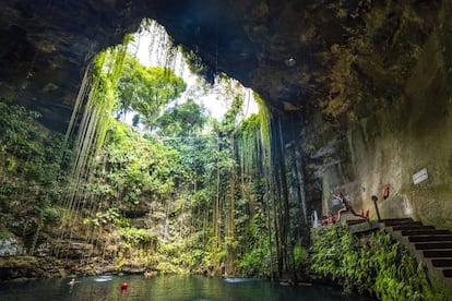 Bañistas en el cenote de Il Kil, cerca de Chichén Itzá, en la península de Yucatán (México).