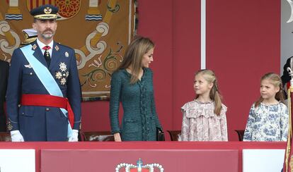 Los reyes Felipe y Letizia, la princesa Leonor y la infanta Sofía en el desfile militar que recorrió las calles de Madrid para celebrar la Fiesta Nacional, Día de la Hispanidad, la primera como reyes en 2014.