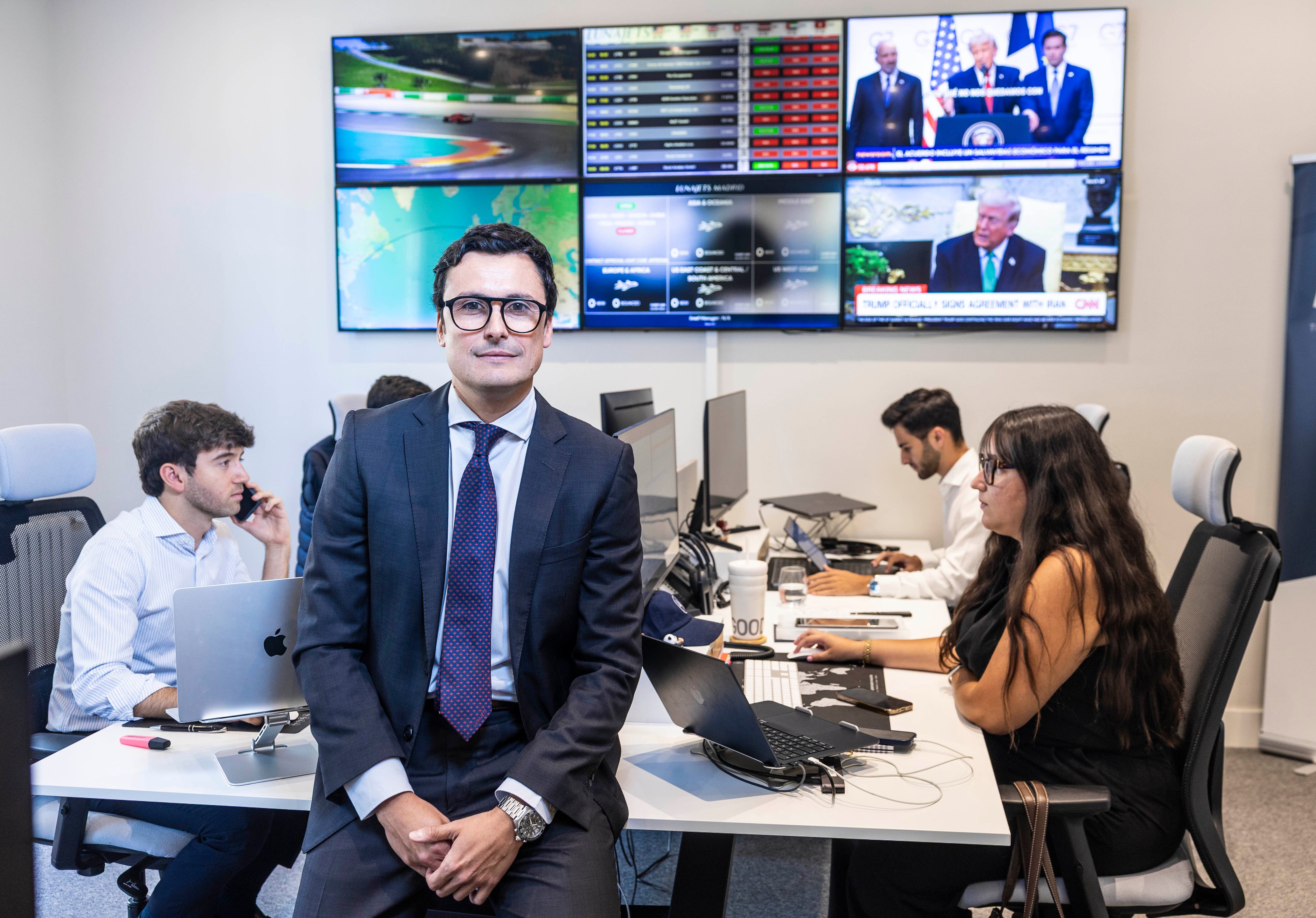 Carlos Matallana, en la sala desde donde se gestionan los vuelos de LunaJets España.