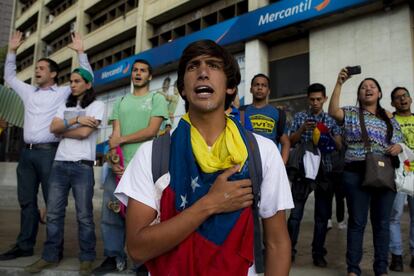 Un joven canta el himno de Venezuela durante una protesta contra el Gobierno de su pas, 17 de febrero de 2014, en el sector Altamira de Caracas (Venezuela).