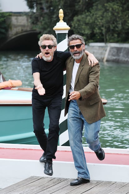 Willem Dafoe y Oscar Isaac bailan este viernes durante la tercera jornada del Festival Internacional de Cine de Venecia. 