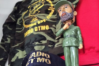 Estúdios da Rádio GTMO, emissora musical que só pode ser ouvida dentro da base. Há 15 anos, a emissora vende camisetas e bonecos com a imagem do ex-presidente Fidel Castro e os dizeres: “Sacudindo o quintal do Fidel”. Os rendimentos desse comércio são usados para projetos na base.