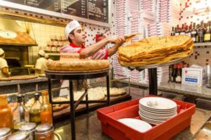 Cozinha da pizzaria Güerrin, na avenida Corrientes de Buenos Aires.