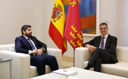 El jefe del Gobierno, Pedro Sánchez, este viernes en La Moncloa con el presidente de la Región de Murcia, Fernando López Miras.