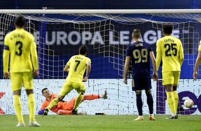 Zagreb (Croatia), 08/04/2021.- Gerard Moreno (3-L) of Villarreal scores the opening goal from the penalty spot against goalkepeer Dominik Livakovic (2-L) of Dinamo Zagreb during the UEFA Europa League quarter final, 1st leg match between Dinamo Zagreb and Villarreal in Zagreb, Croatia, 08 April 2021. (Croacia) EFE/EPA/ANTONIO BAT