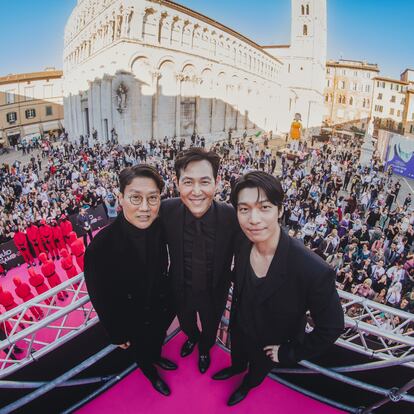 De izquierda a derecha Hwang Dong-hyuk, Lee Jung-jae y Wi Ha-joon, creador y actores de El juego del calamar, en la Piazza de San Michele de Lucca (Italia) durante la presentación de la segunda temporada el pasado 31 de octubre.