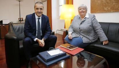 La delegada del Gobierno francés Jacqueline Gourault y el presidente de la Asamblea de Córcega, Jean Guy Talamoni, este jueves en Córcega.