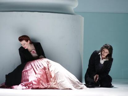 Un ensayo de La clemenza di Tito en el Teatro Real: Amanda Majeski como Vitelia (izquierda) y Kate Aldrich en el papel de Sesto.