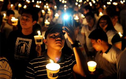 Los filipinos sostienen velas con motivo de la hora del planeta en Manila.