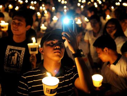 Los filipinos sostienen velas con motivo de la hora del planeta en Manila.