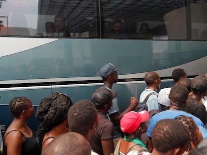 Un grupo de migrantes en la frontera entre Guatemala y México
