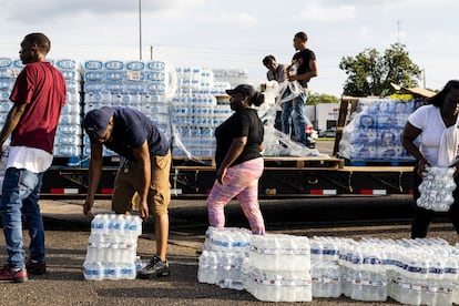 Reparto de agua embotellada en Jackson el pasado de agosto, durante el tercer día sin suministro de la reciente crisis.