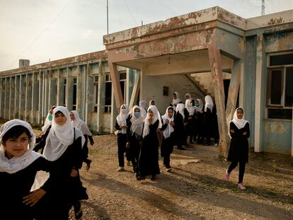 La fotógrafa Kiana Hayeri salió de Afganistán rumbo a Doha el 15 de agosto, después de trabajar durante siete años en este país. Centrada en la situación de las mujeres y los niños afganos, esta imagen la tomó el 5 de mayo pasado en la escuela femenina Marshal Dostum, en Sheberghan. Esta ciudad fue tomada por los talibanes el 6 de agosto.