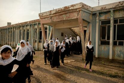 La fotógrafa Kiana Hayeri salió de Afganistán rumbo a Doha el 15 de agosto, después de trabajar durante siete años en este país. Centrada en la situación de las mujeres y los niños afganos, esta imagen la tomó el 5 de mayo pasado en la escuela femenina Marshal Dostum, en Sheberghan. Esta ciudad fue tomada por los talibanes el 6 de agosto. 