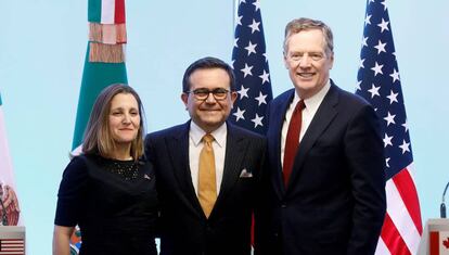 El secretario de Economía, Ildefonso Guajardo, junto a la negociadora canadiense, Chrystia Freeland y el estadounidense Robert Lighthizer.