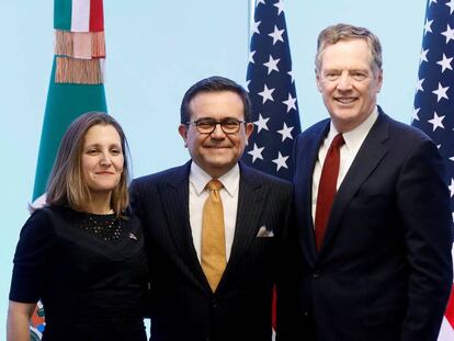 El secretario de Economía, Ildefonso Guajardo, junto a la negociadora canadiense, Chrystia Freeland y el estadounidense Robert Lighthizer.