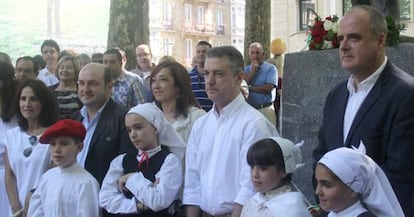 ñigo Urkullu, ayer, junto a miembros del Euskadi Buru Batzar, tras la ofrenda floral realizada en la estatua de Sabino Arana en Bilbao. 