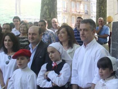 ñigo Urkullu, ayer, junto a miembros del Euskadi Buru Batzar, tras la ofrenda floral realizada en la estatua de Sabino Arana en Bilbao. 