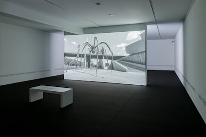 La araña de Louise Bourgeois junto al Guggenheim Bilbao, en la proyección de la instalación 'Vacuum / Plenum' de Muntadas.
