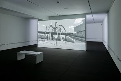 La araña de Louise Bourgeois junto al Guggenheim Bilbao, en la proyección de la instalación 'Vacuum / Plenum' de Muntadas.