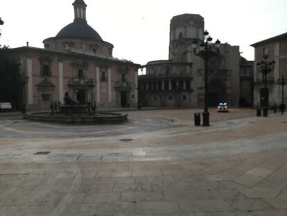 Aspecto de la plaza de la virgen cubierta de polvo rojo, con el rastro del paso de un vehículo de la limpieza.