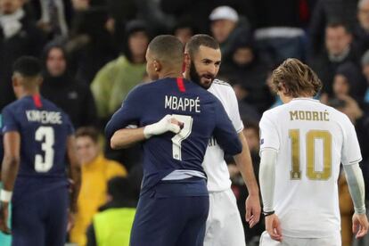 El delantero del Real Madrid Benzemá saluda a Mbappé, del Paris Saint Germain, al término del partido de la quinta jornada de la fase de grupos de la Liga de Campeones disputado en el estadio Santiago Bernabéu, en Madrid.