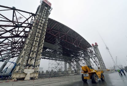 Instalación de la primera parte del sarcófago que cubrirá el reactor nuclear de Chernóbil que causó el mayor accidente nuclear de la historia.