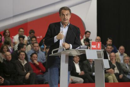 El líder del PSOE, José Luis Rodríguez Zapatero, durante el acto celebrado ayer en el pabellón de Deportes del Toralín, en Ponferrada (León).