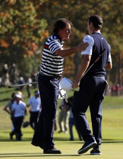 Phil Mickelson saluda a Justin Rose en la pasada Copa Ryder.