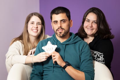 Andres García con su mujer, Yasmina López, y la terapeuta Noelia Sánchez en Cor a Cor, el 20 de febrero en Barcelona.