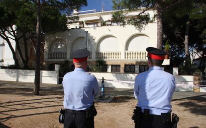 Una pareja de &#039;mossos&#039; ante la casa de Jordi Comas, asesinado tras un asalto a su domicilio en noviembre.