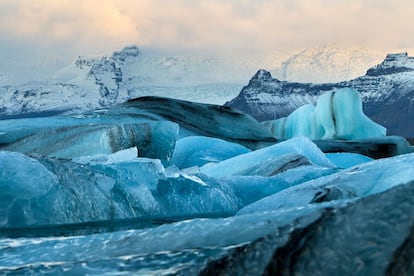 Multitud de icebergs dan forma a uno de los lugares más emblemáticos de Islandia, la laguna glacial de Jökulsárlón, en el Parque Nacional de Vatnajökull.