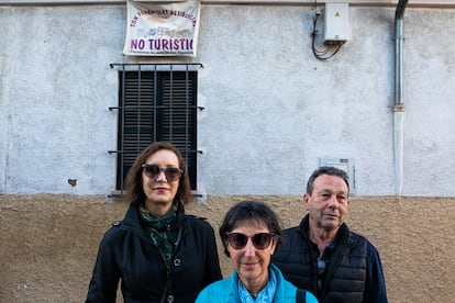 De izquierda a derecha, Antònia Vidal, Mari Carmen Gutiérrez y Juan Antonio Pérez, de la plataforma vecinos de Son Espanyolet, en Palma de Mallorca.