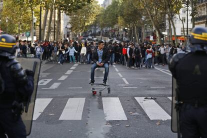 Decenas de estudiantes protestan por la reciente decisión gubernamental de deportar a una niña kosovar de etnia gitana, en una manifestación en París (Francia), 17 de octubre de 2013.