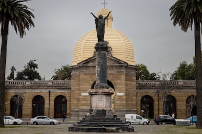 Monument to the victims of the 1863 La Compañía de Jesús fire, located in front of the General Cemetery in Santiago.