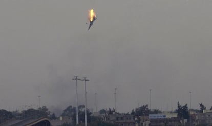 19 de marzo de 2011. Un avión de guerra de las fuerzas de Muamar Gadafi es derribado en las afueras de Bengasi, en el este de Libia.