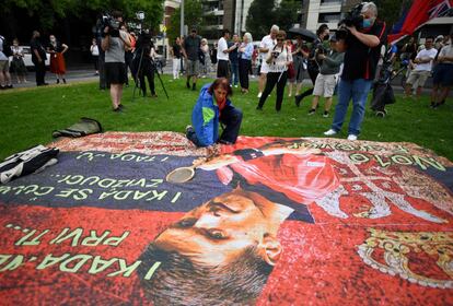 Más de un centenar de simpatizantes del tenista Novak Djokovic, entre los que había miembros de la comunidad serbia y antivacunas, protestaron este viernes frente al hotel de la ciudad de Melbourne donde se encuentra recluido desde la víspera el número uno del mundo.